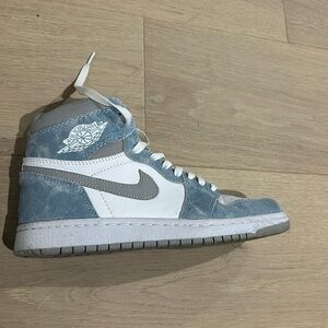 Nike Air Jordan 1 Retro High "Hyper Royal"